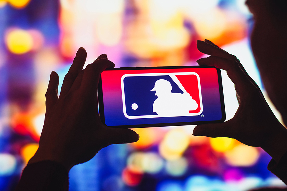 Logo de la MLB en telefono Novibet
