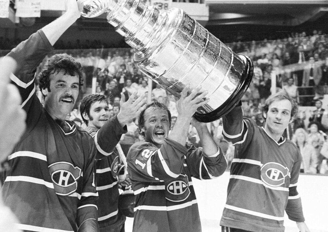 Montreal Canadiens alzando la copa de la temporada 1976-77