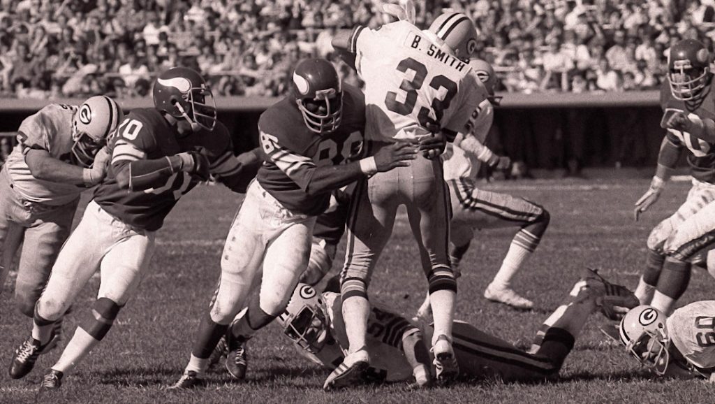 Imagen a blanco y negro de un juego entre Packers y Vikings