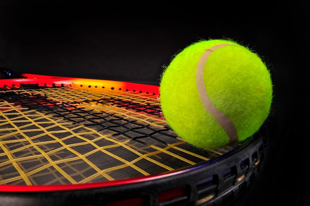 raqueta con pelota de tenis novibet