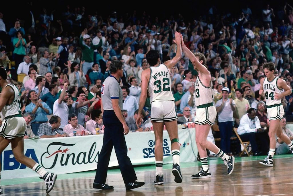 Uno de los mejores equipos de la NBA, los Boston Celtics después de un juego en 1986