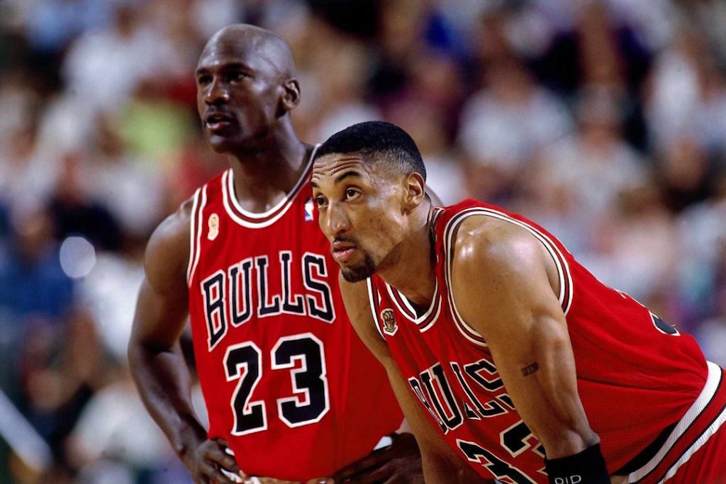 Los jugadores de los Chicago Bulls Scottie Pippen y Michael Jordan
