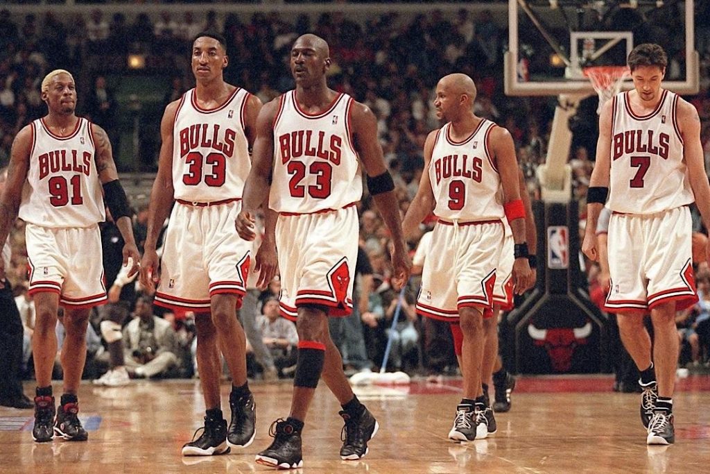El mejor equipo de la NBA que ha existido, los Chicago Bulls del 95/96 caminando por la cancha