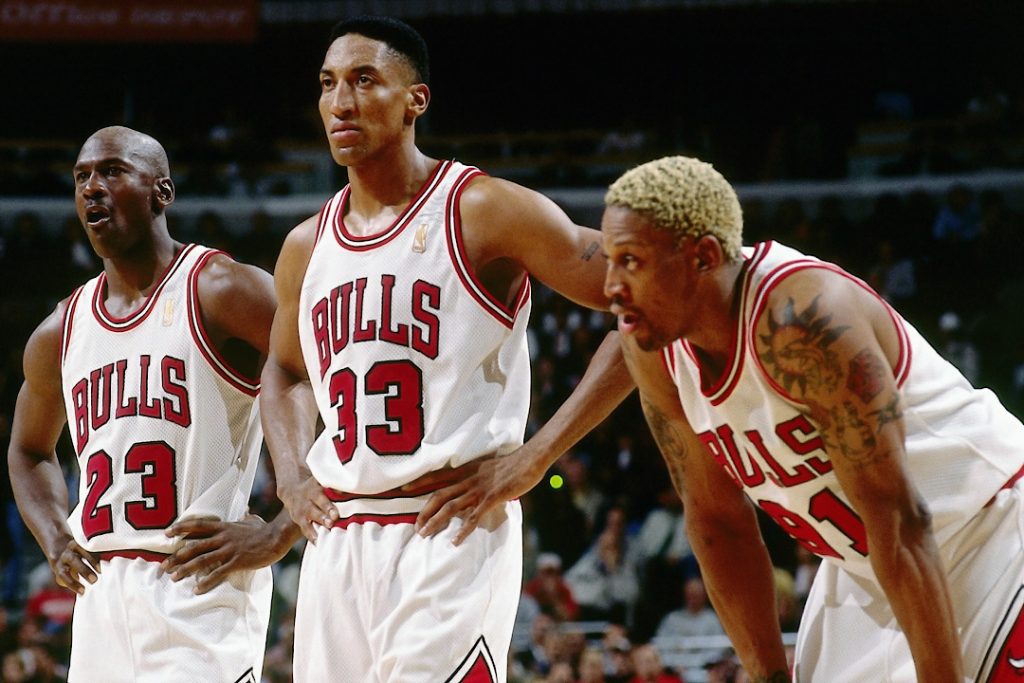 Michael Jordan, Scottie Pippen y Dennis Rodman mirando un tiro libre