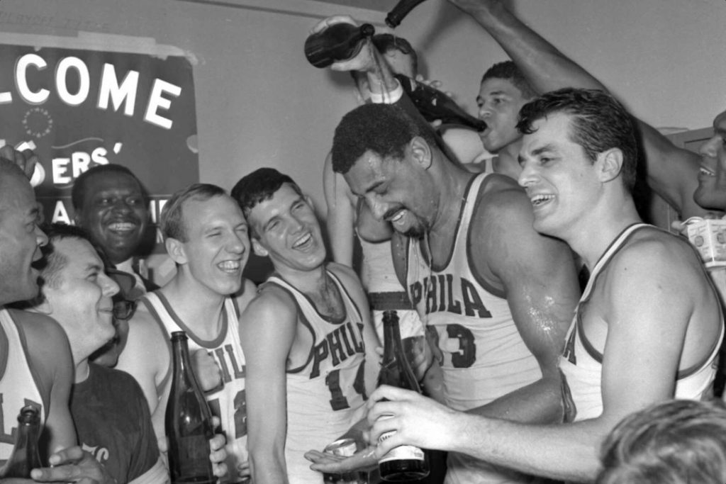 Los Philadelphia 76ers celebrando después de un partido