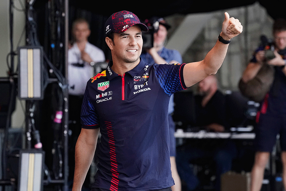 checo perez saludando con su mano novibet
