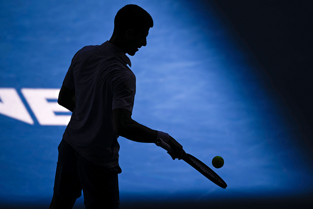 sombra de novak djokovic y su pelota de tenis novibet