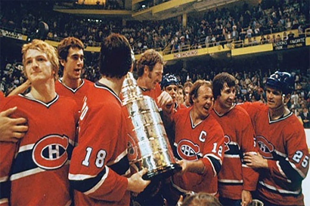Parte de la plantilla de los Montreal Canadiens celebrando el título