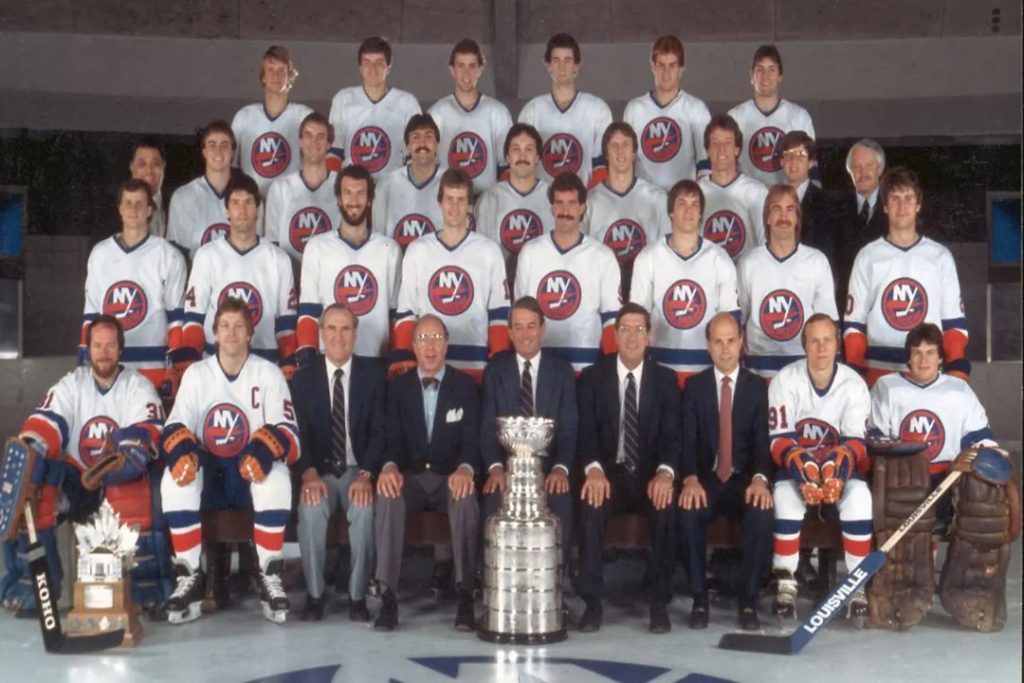 Ejecutivos y jugadores de New York Islanders posan junto a la Stanley Cup