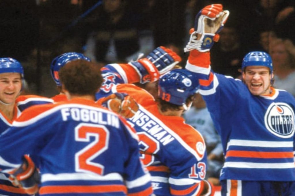 Wayne Gretzky y miembros de la plantilla de los Oilers celebrando un triunfo