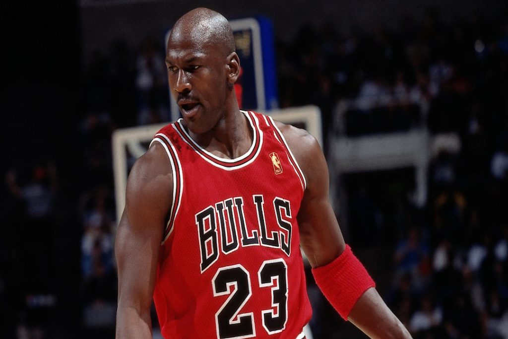 Michael Jordan, pensativo mientras realiza una jugada