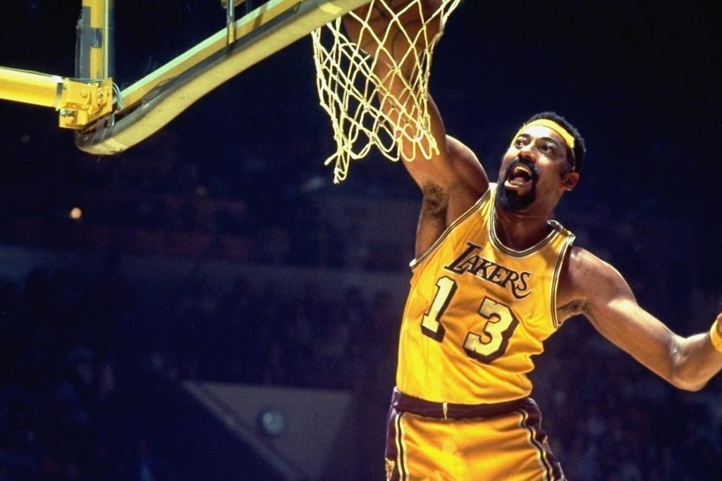 Wilt Chamberlain clavando el balón con el uniforme de los Lakers