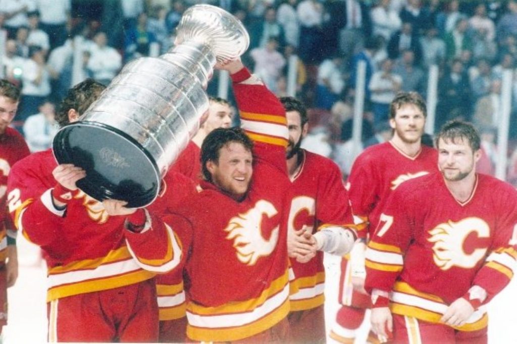 Jugadores de Calgary Flames reciben el trofeo sobre la pista de hielo