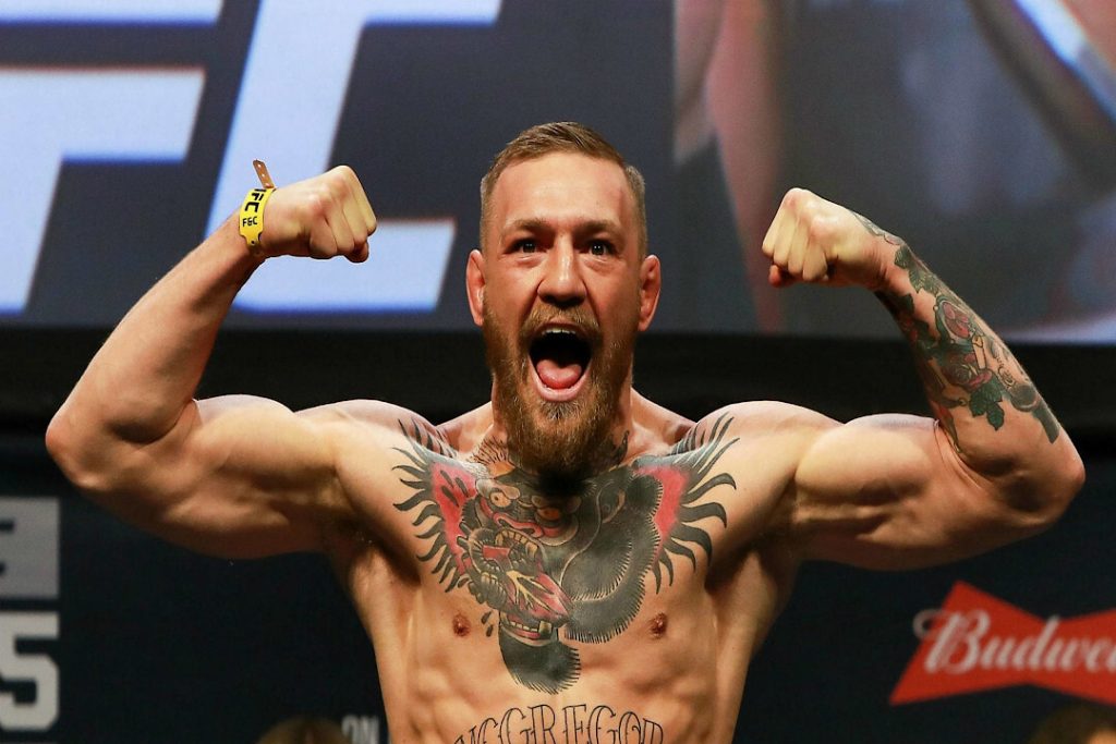 Conor McGregor gritando en un pesaje de UFC