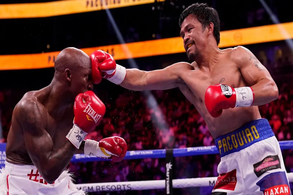 Manny Pacquiao golpeando a su oponente en la cabeza