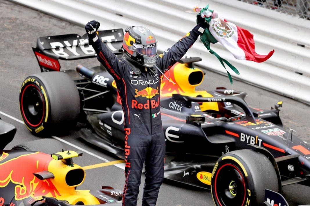 Checo Pérez celebrando en el GP de Mónaco en 2022