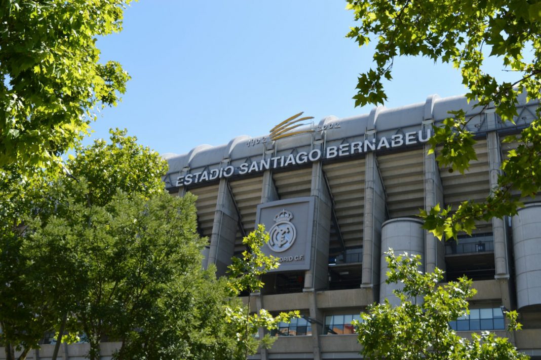 Afueras de Santiago Bernabéu, donde se decidirá el último finalista de la Champion