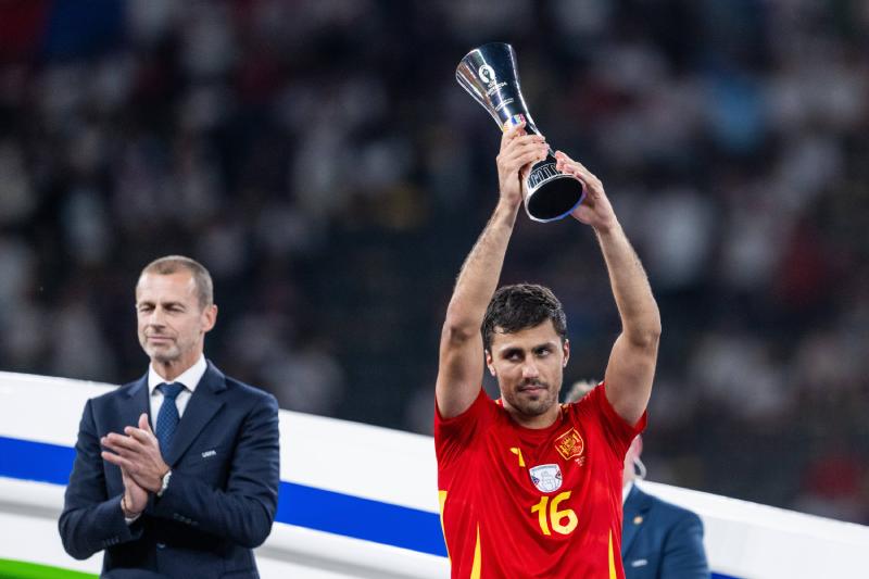 Rodri levantando la Euro