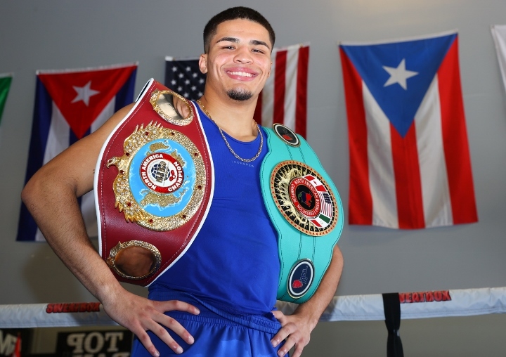 Xander Zayas con dos cinturones
