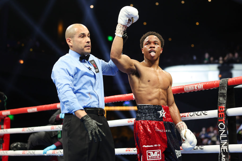 Floyd Schofield en el ring después de ganar