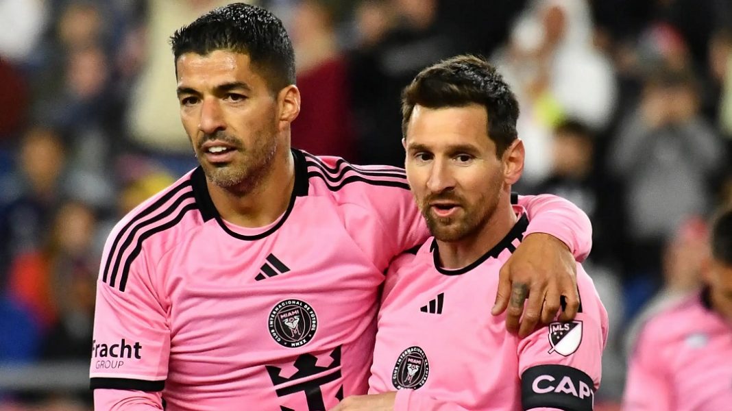 Messi e Suarez abraçados em campo com a camisa do Inter Miami, na MLS.
