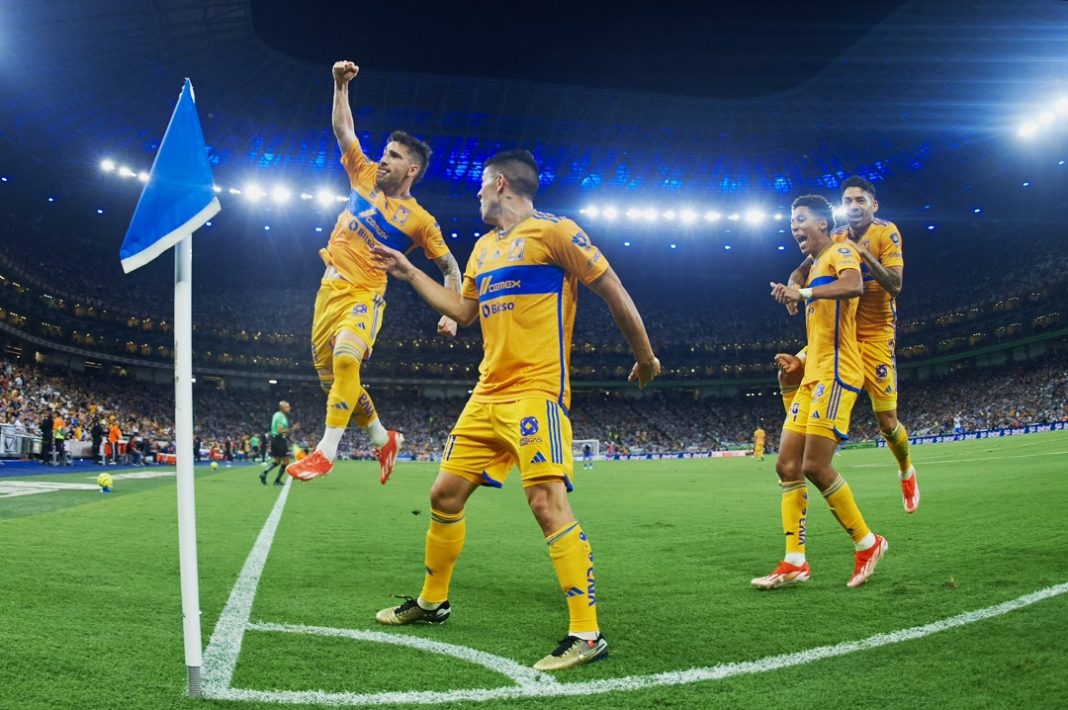 Tigres UANL celebrando en el campo