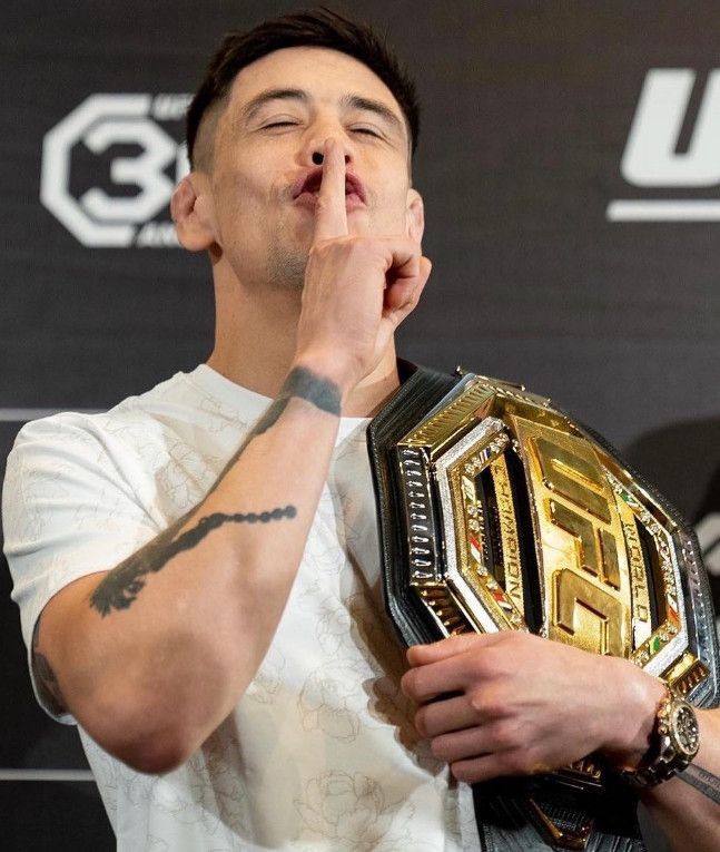 brandon moreno con el cinturon de peso pluma de UFC
