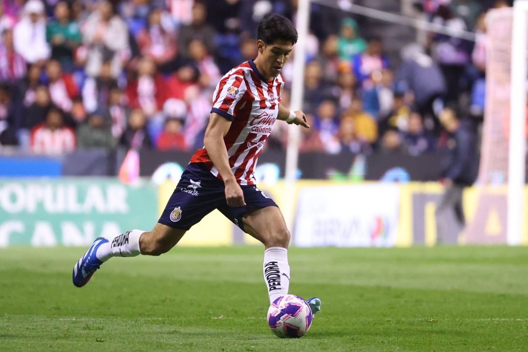 jugador de guadalajara corriendo con el balon