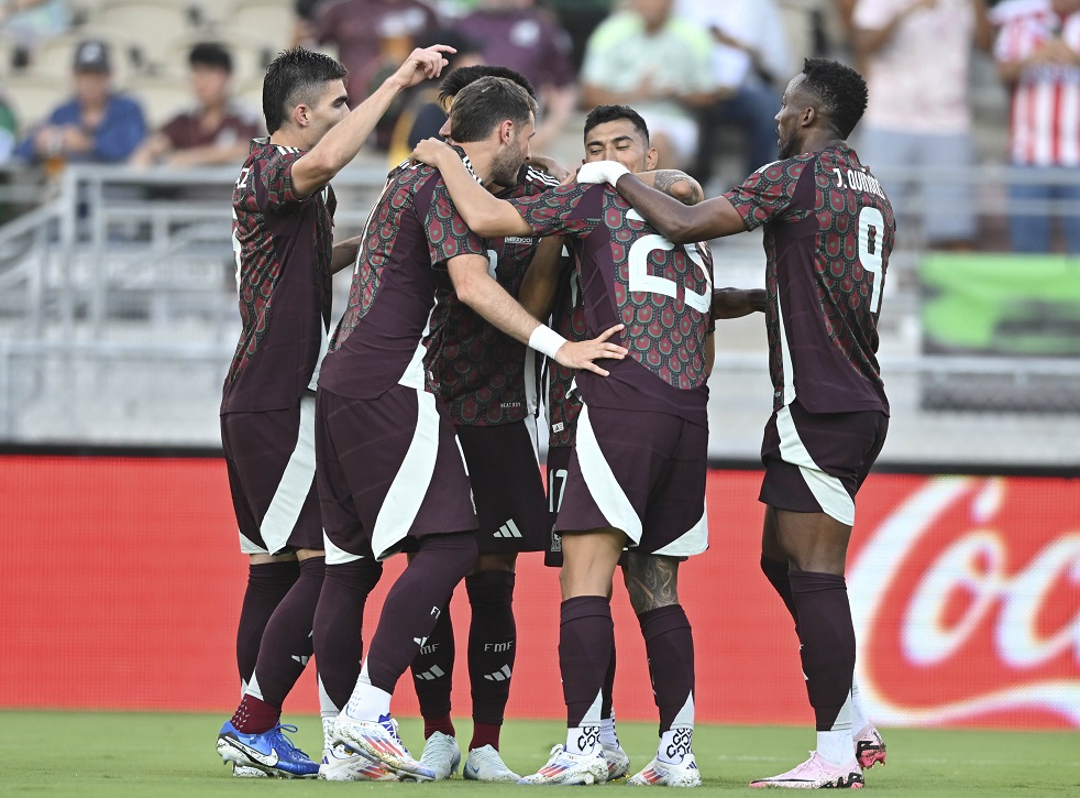 seleccion de mexico celebrando en el campo