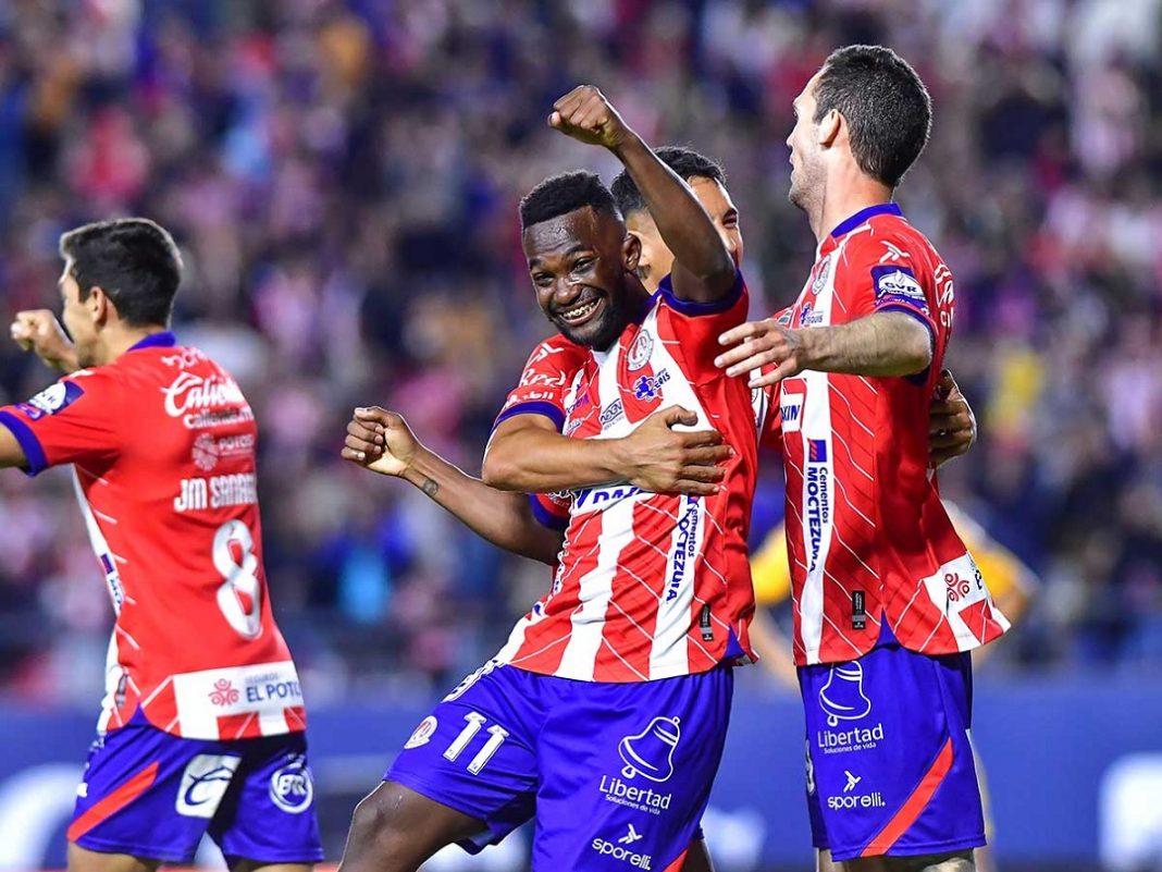 Atlético San Luis celebrando una victoria contra Tigres.