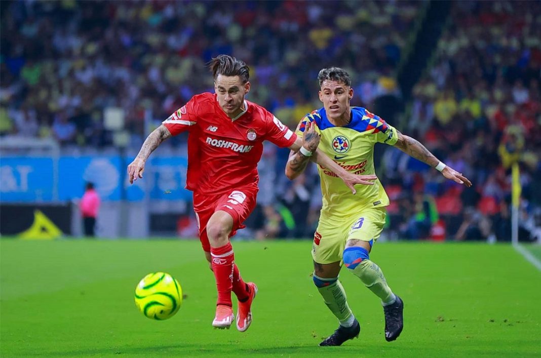 america vs toluca en un partido disputandose el balon
