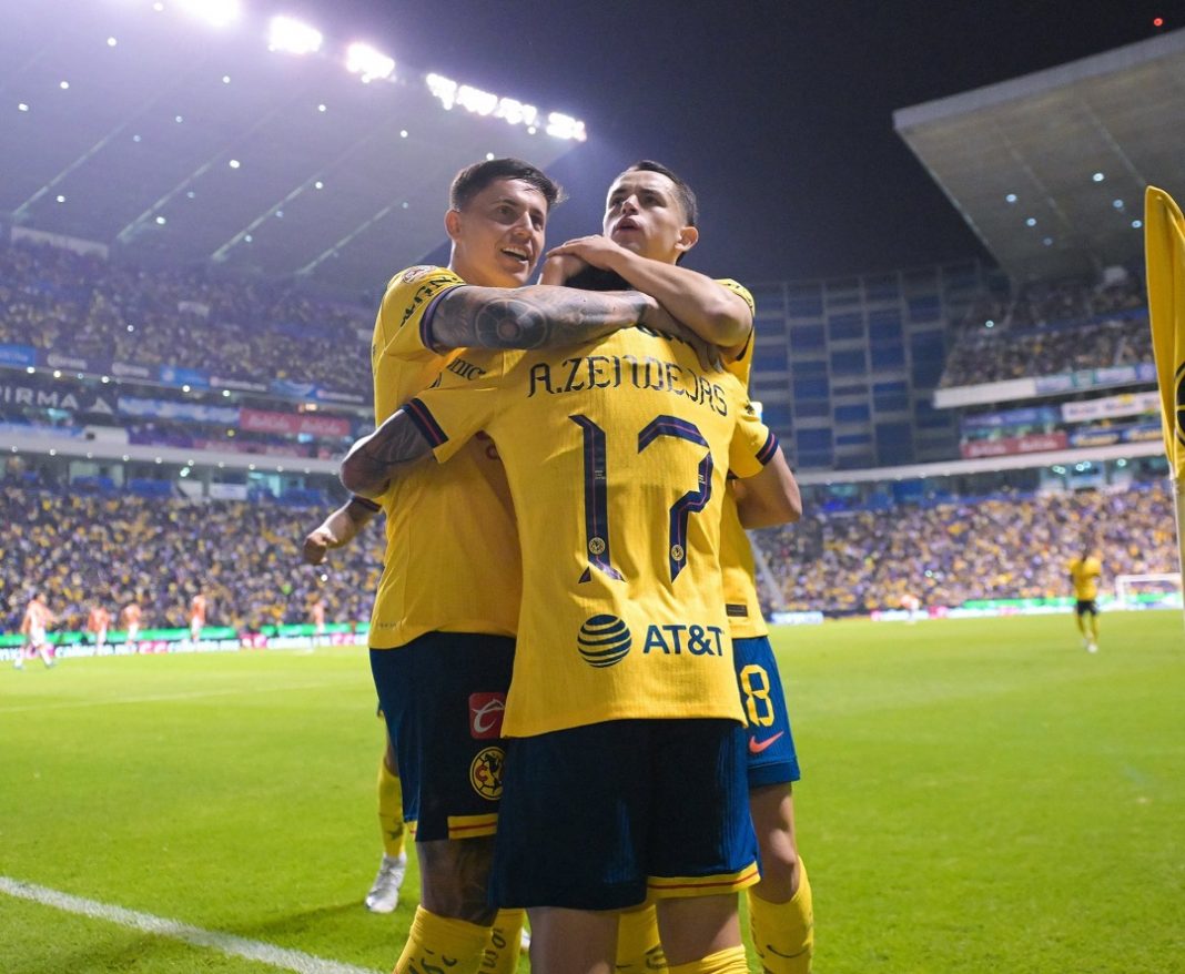 jugadores del america celebrando en el campo