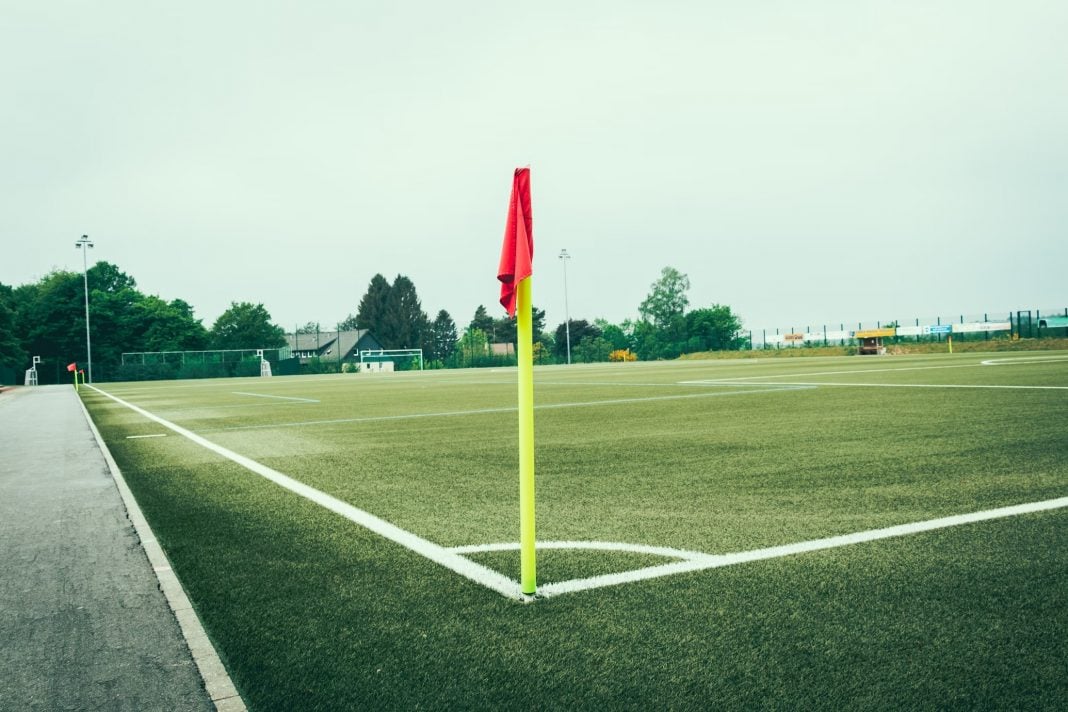 Cancha de fútbol desde el saque de esquina.