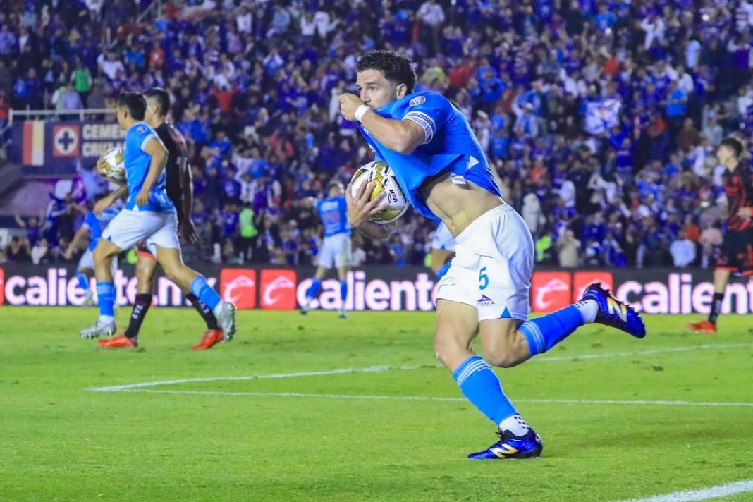 Jugadores del Cruz Azul celebrando la clasificación contra los Xolos.