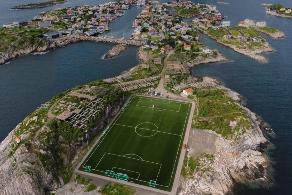 Vista aérea del campo de fútbol verde durante el día