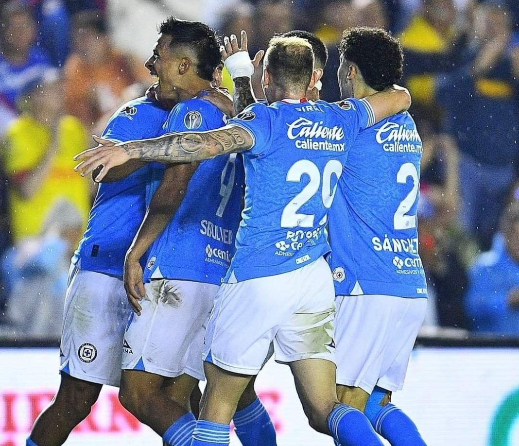 Cruz Azul celebrando una victoria.