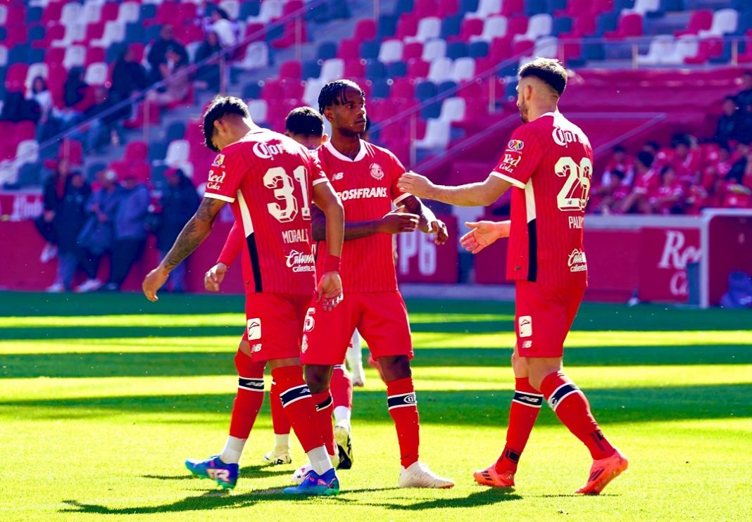 El Toluca celebrando victoria contra Mazatlán.