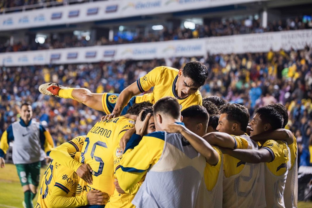 El América celebrando su primera victoria.