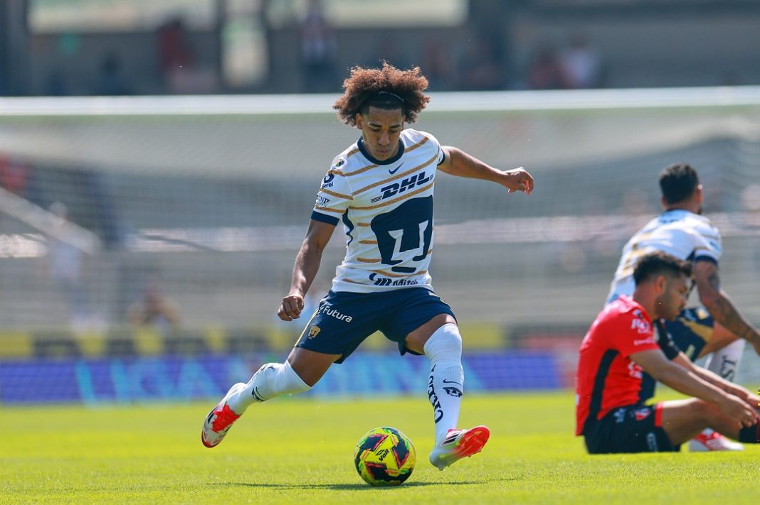 Jugador de pumas con el balón.