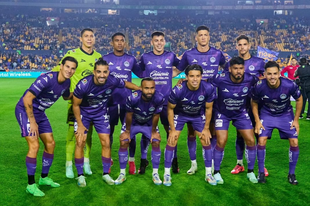 Los jugadores de Mazatlán se alinean antes de un partido.