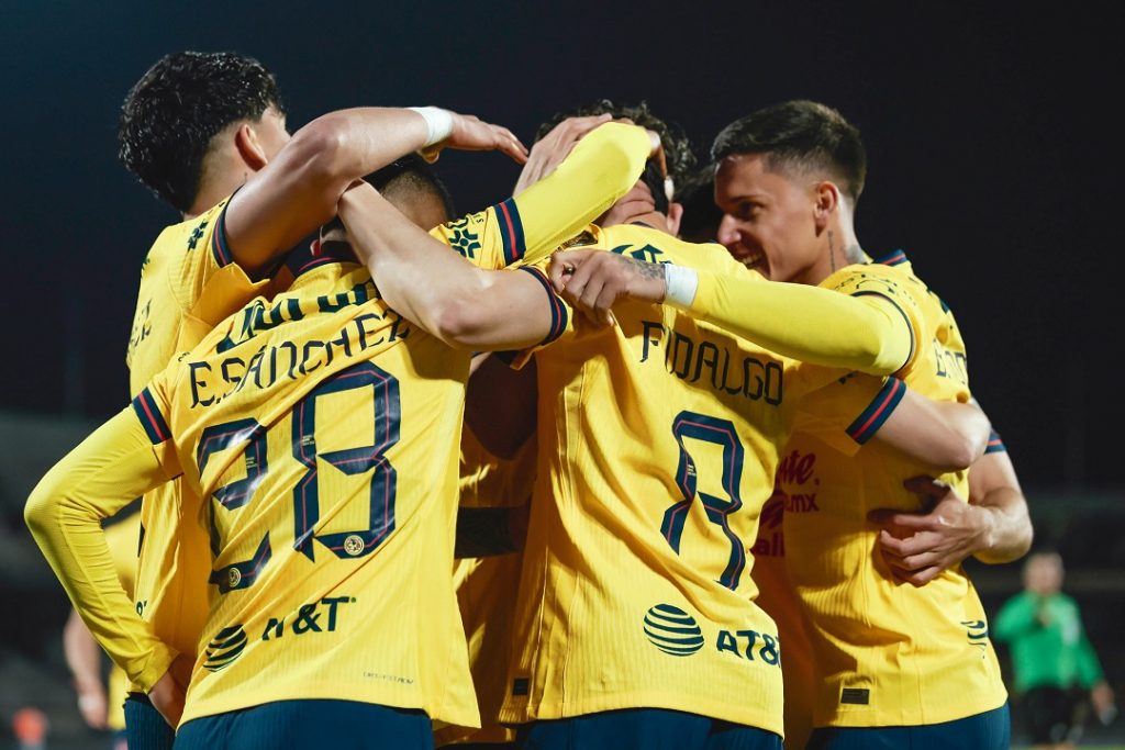 Jugadores del América celebrando victoria contra Pumas.