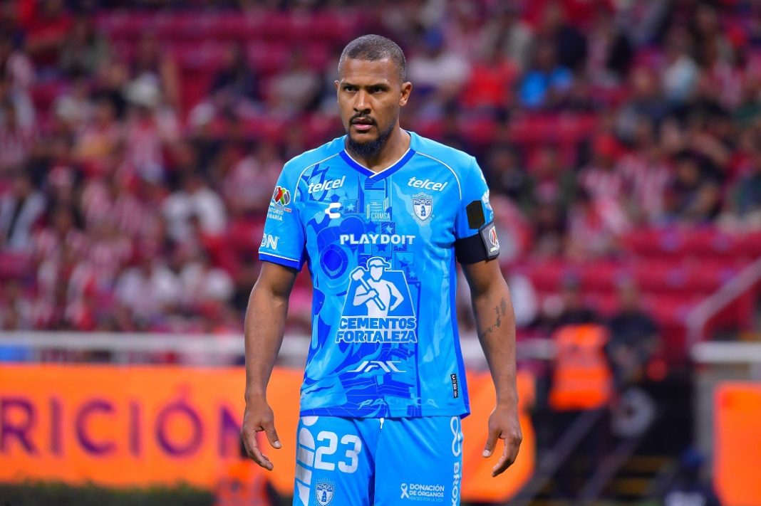 Salomón Rondón en un partido con Pachuca.