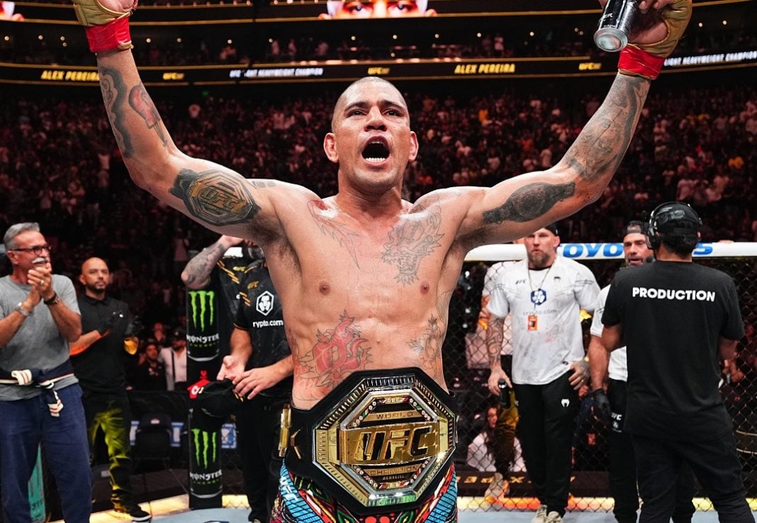 Alex Pereira celebrando en el octagono.
