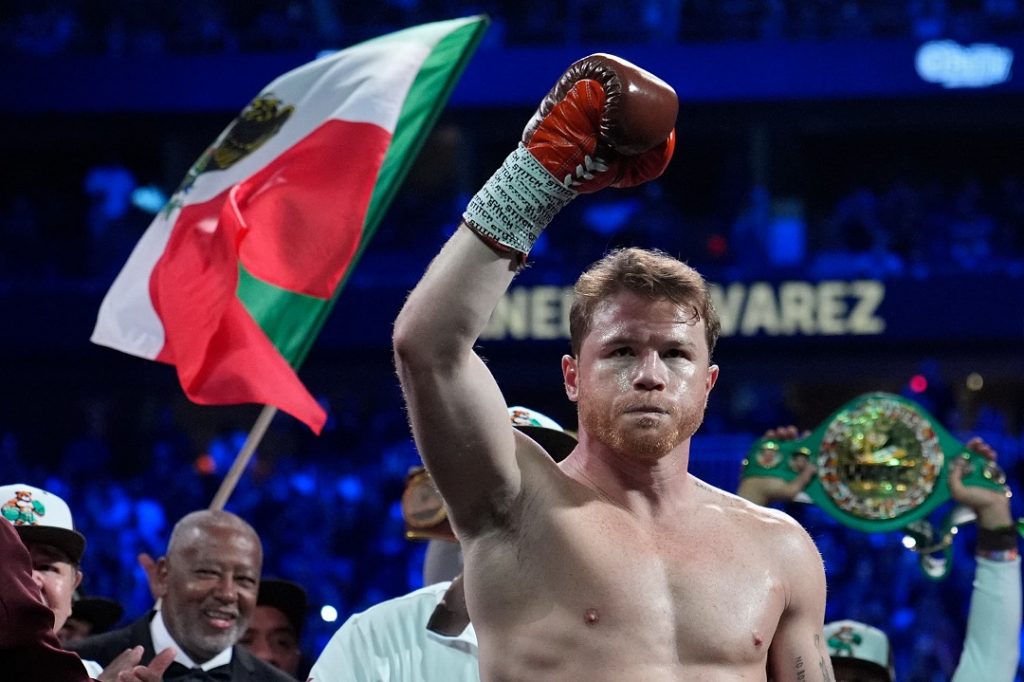 Canelo celebrando.