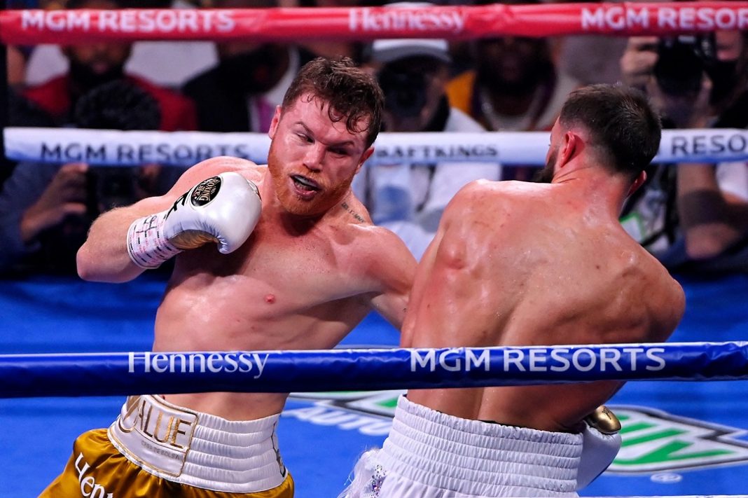 Canelo lanzando un jab en una pelea.