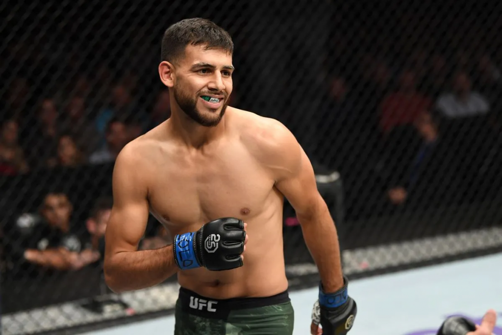 Yair Rodriguez no octágono do UFC