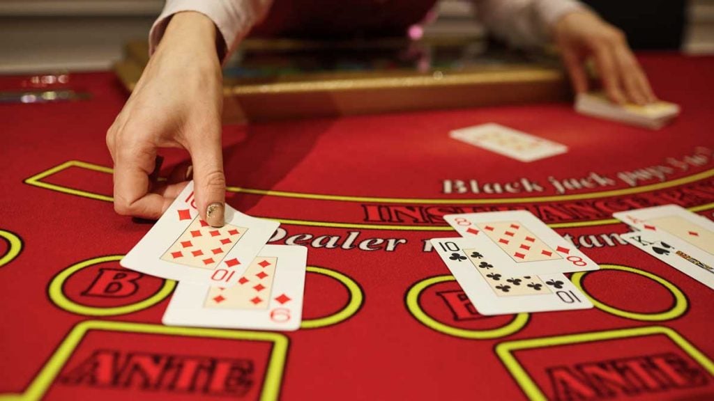 Un crupier colocando cartas de blackjack