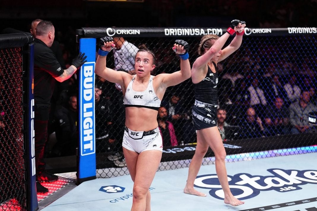 Erin Blanchfield celebrando en el octagono.