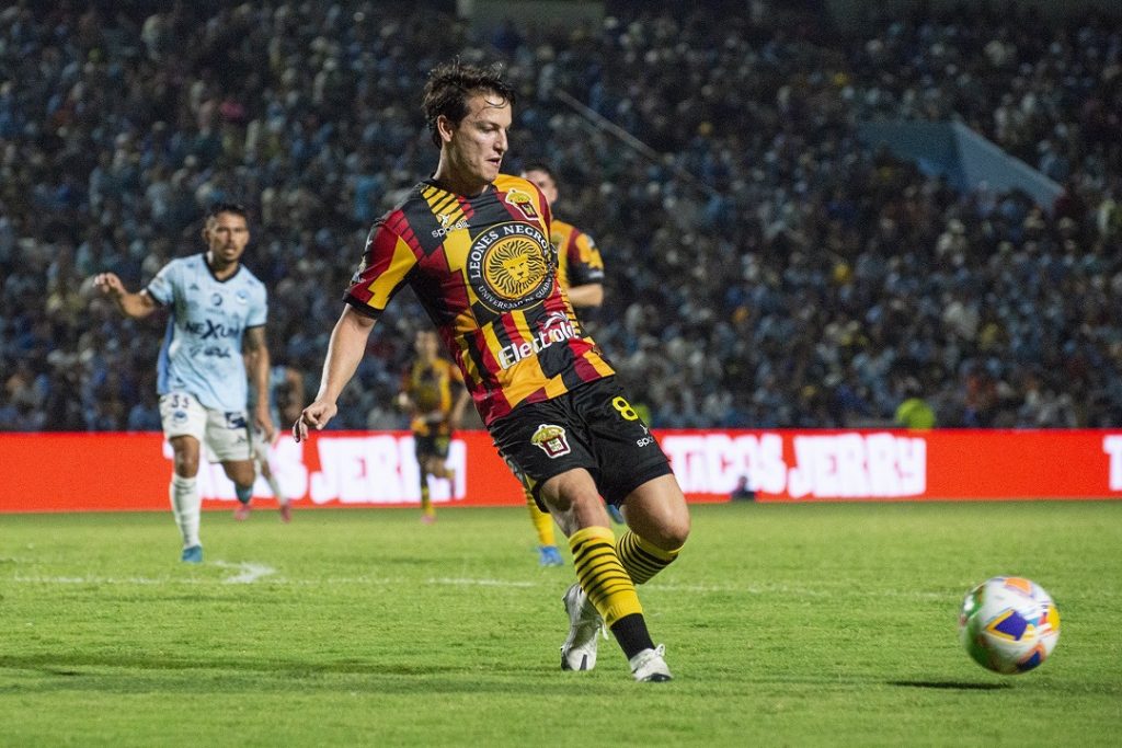Jugadores de Tampico Madero vs Leones negros en la ida.