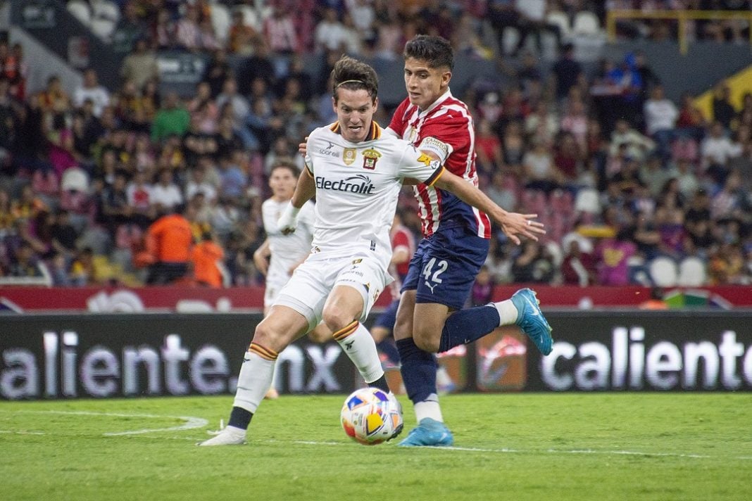 Jugadores en el partido de ida de Leones Negros vs Tapatío .
